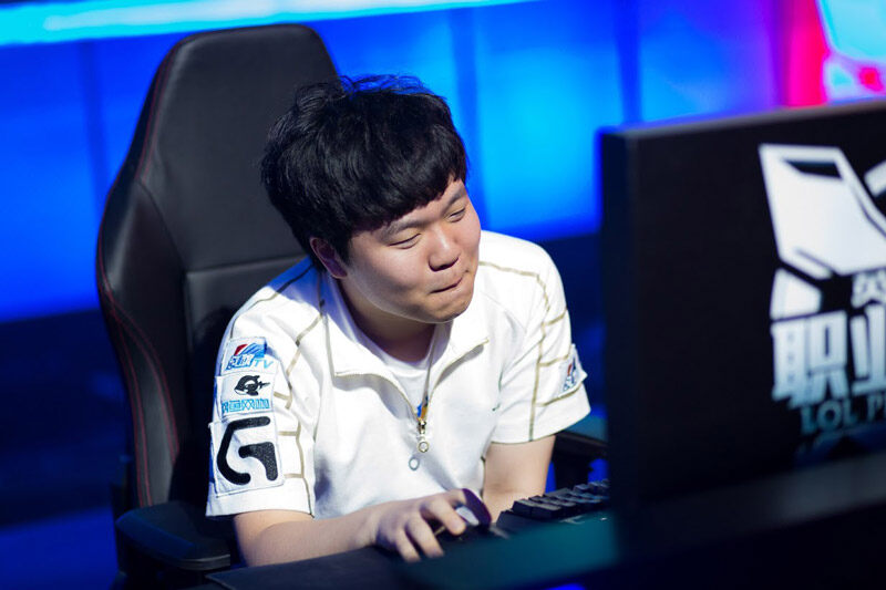 爱游戏-Rookie意外战胜巴黎圣日耳曼，比赛局势复杂引爆全场！-爱游戏