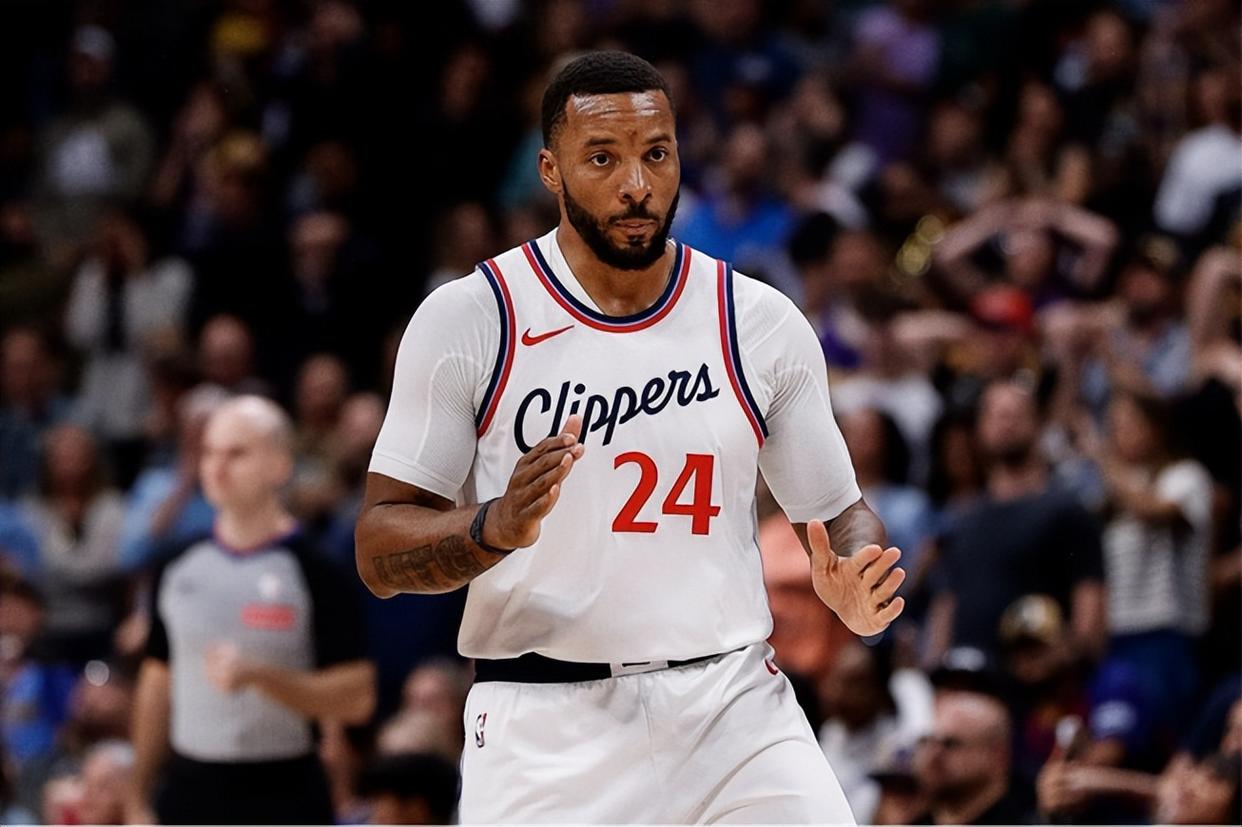 爱游戏手机版-哈登重返赛场，战术调整首场状态出色，雄鹿观众沸腾！-爱游戏手机版