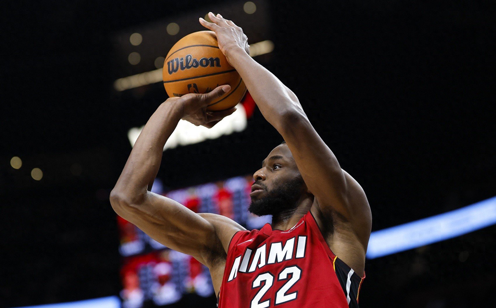 爱游戏入口-热火球星三分绝杀，全场观众热烈欢呼，最新世界.-爱游戏入口