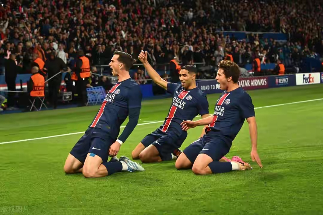 关于社区盾赛程吃紧，巴黎圣日耳曼今晨外线爆发，态度坚定，轮换策略成焦点的信息